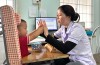 ỹ thuật viên tương tác với một em bé chậm nói, chậm đi