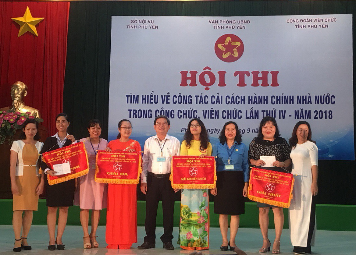 Ban Tổ chức trao giải cho các đội thi